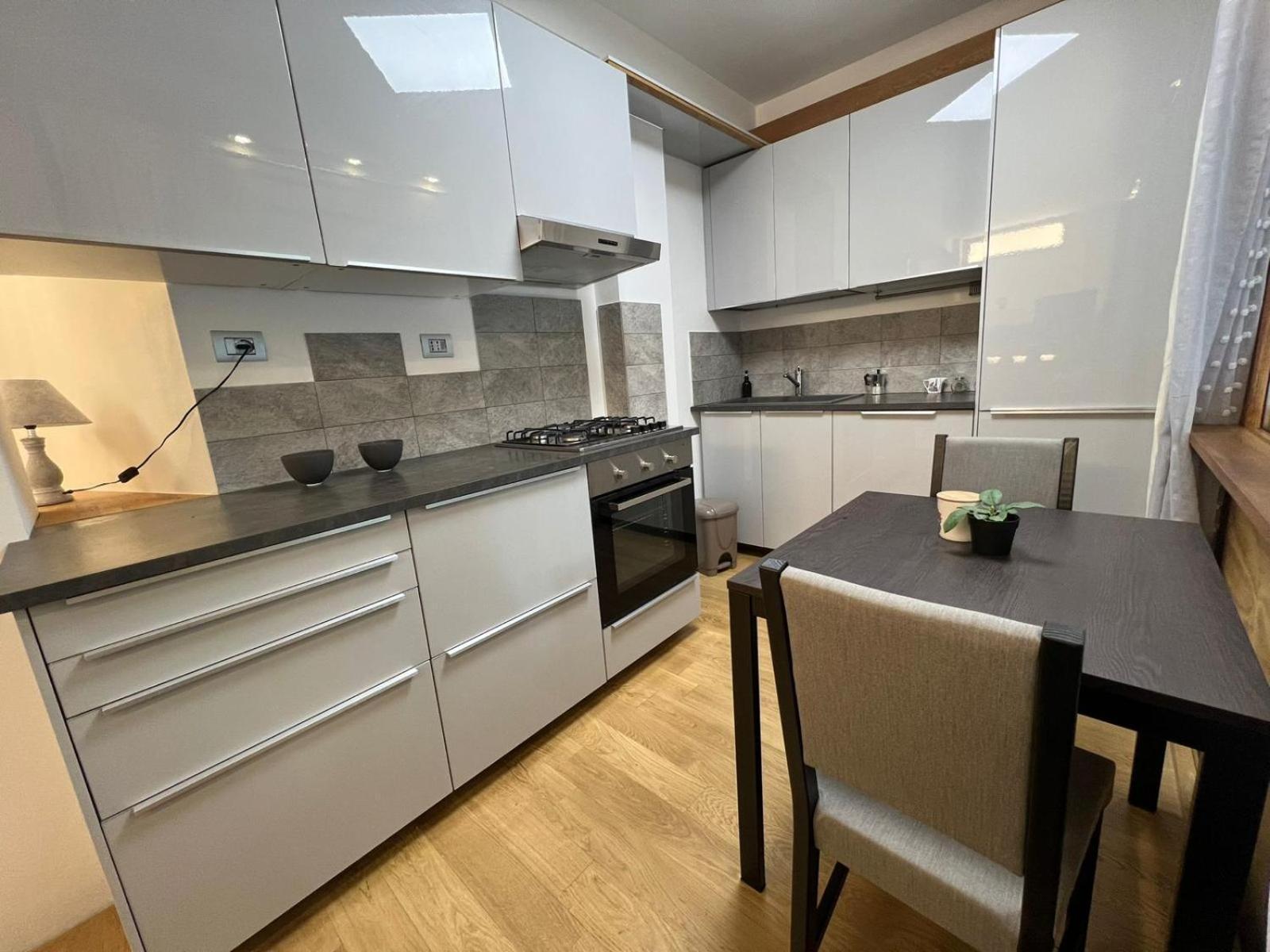 "R&P Apartment", Short Term Stay, Elegant Design, Bisceglie Metro Station, Easy For San Siro And Fiera Milano, Free Parking מראה חיצוני תמונה
